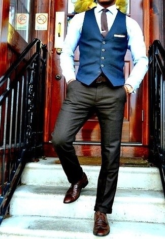 Модный лук: синий жилет, белая классическая рубашка, темно-серые классические брюки, темно-коричневые кожаные броги
