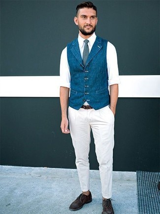 С чем носить джинсовое пальто мужчине: Джинсовое пальто в сочетании с белыми брюками чинос позволит создать эффектный мужской образ. Дополнив образ темно-коричневыми замшевыми туфлями дерби, получим приятный результат.