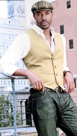 Модный лук: светло-коричневый жилет, белая рубашка с длинным рукавом, оливковые джинсы, коричневая кепка в шотландскую клетку