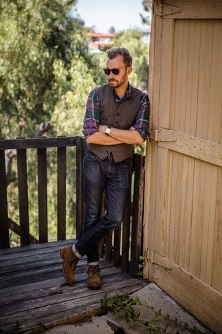 Как носить темно-синие джинсы с коричневыми замшевыми повседневными ботинками в 30 лет мужчине: Коричневый жилет смотрится отлично в тандеме с темно-синими джинсами. коричневые замшевые повседневные ботинки добавят облику расслабленности и беззаботства.
