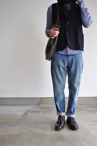 Модный лук: черный жилет, бело-темно-синяя рубашка с длинным рукавом в мелкую клетку, голубые рваные джинсы, темно-коричневые кожаные туфли дерби