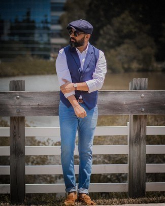 Какие лоферы носить с темно-синим жилетом за 40 лет: Комбо из темно-синего жилета и синих джинсов поможет реализовать строгий деловой стиль. Закончив лук лоферами, можно получить неожиданный результат.