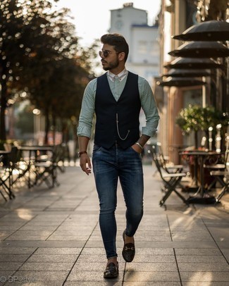 С чем носить зеленую рубашку с длинным рукавом в вертикальную полоску в 30 лет мужчине лето: Сочетание зеленой рубашки с длинным рукавом в вертикальную полоску и темно-синих рваных зауженных джинсов - очень практично, и поэтому идеально подойдет для воплощения необычного повседневного стиля. Хочешь привнести в этот наряд толику строгости? Тогда в качестве дополнения к этому образу, выбери темно-коричневые кожаные лоферы. Подобное сочетание будет настоящим спасением, если на улице нестерпимая жара.