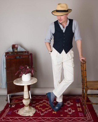 Какие жилеты носить с белыми классическими брюками в 30 лет: Тандем жилета и белых классических брюк выглядит очень привлекательно и элегантно. Завершив ансамбль темно-синими лоферами из плотной ткани с вышивкой, можно привнести в него немного непринужденности.