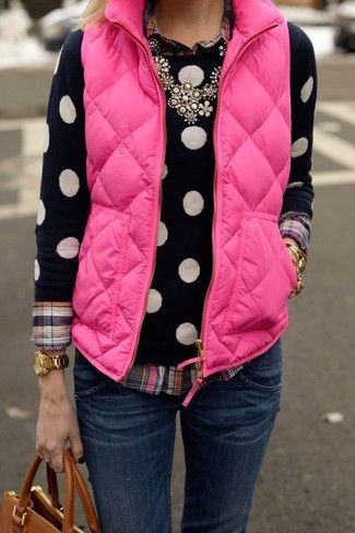 Какие классические рубашки носить с ярко-розовым жилетом женщине в теплую погоду в стиле смарт-кэжуал: Ярко-розовый жилет и классическая рубашка — неотъемлемые составляющие в гардеробе леди с отличным вкусом в одежде.