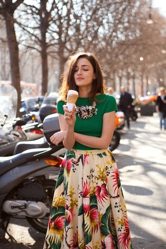 С чем носить пышную юбку: Зеленая блуза с коротким рукавом и пышная юбка — идеальный вариант, если ты ищешь расслабленный, но в то же время стильный образ.