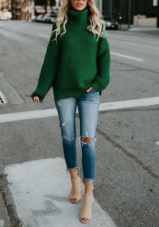 С чем носить зеленый свитер в 30 лет женщине осень: Зеленый свитер в паре с синими рваными джинсами скинни — великолепный вариант для воплощения наряда в стиле smart casual. Думаешь сделать ансамбль немного изысканее? Тогда в качестве дополнения к этому ансамблю, стоит обратить внимание на бежевые кожаные сабо. Держи такое сочетание на готове, когда осенью погода начнет портиться.