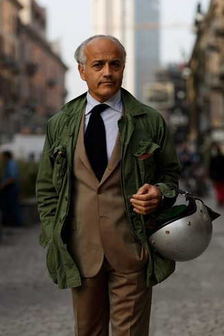 Модный лук: зеленая куртка в стиле милитари, коричневый костюм, голубая классическая рубашка в вертикальную полоску, черный галстук