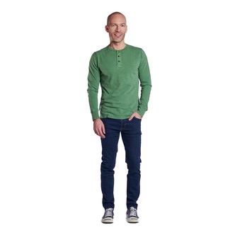 С чем носить зеленую футболку мужчине в теплую погоду: Тандем зеленой футболки и темно-синих джинсов как нельзя лучше подчеркнет твою индивидуальность. Толику консерватизма и классики луку добавит пара темно-синих низких кед из плотной ткани.