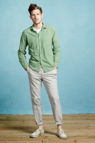 С чем носить зеленую рубашку с длинным рукавом мужчине лето: Если ты любишь смотреться стильно, чувствуя себя при этом комфортно и расслабленно, стоит опробировать это сочетание зеленой рубашки с длинным рукавом и серых брюк чинос. Бежевые низкие кеды из плотной ткани обеспечат удобство в течение всего дня. Подобный лук даст свободу движений в настоящую жару и удобство в носке.