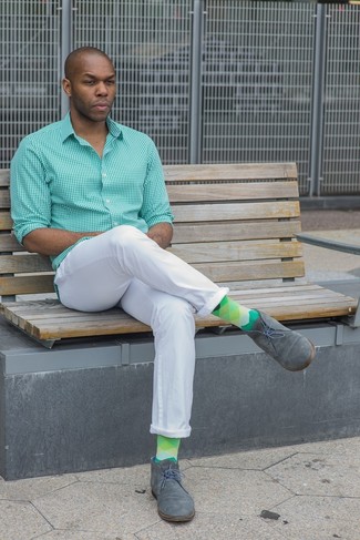 С чем носить темно-серые замшевые ботинки в 30 лет мужчине в теплую погоду: Зеленая рубашка с длинным рукавом в мелкую клетку и белые брюки чинос безусловно украсят гардероб любого современного мужчины. Не прочь сделать лук немного элегантнее? Тогда в качестве обуви к этому ансамблю, стоит обратить внимание на темно-серые замшевые ботинки.