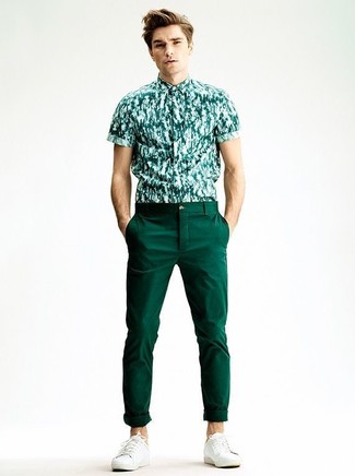 Модный лук: зеленая рубашка с коротким рукавом с принтом, темно-зеленые брюки чинос, белые низкие кеды
