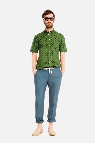 С чем носить зеленую рубашку с коротким рукавом с принтом в 30 лет мужчине лето в стиле кэжуал: Если в одежде ты ценишь удобство и функциональность, попробуй такое сочетание зеленой рубашки с коротким рукавом с принтом и синих брюк чинос. Бежевые эспадрильи из плотной ткани — прекрасный выбор, чтобы завершить образ. Безусловно, такой образ как нельзя лучше подойдет для жаркой летней погоды.
