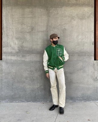 С чем носить зеленую университетскую куртку мужчине в стиле смарт-кэжуал: Зеленая университетская куртка и белые джинсы — великолепный образ, если ты хочешь создать лёгкий, но в то же время модный мужской образ. Любители модных экспериментов могут завершить ансамбль черными кожаными ботинками челси, тем самым добавив в него толику классики.