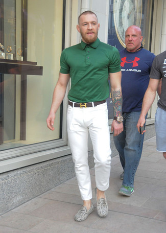 Какие брюки чинос носить с серыми мокасинами: Зеленая футболка-поло и брюки чинос — must have составляющие стильного мужского гардероба. Серые мокасины органично впишутся в лук.