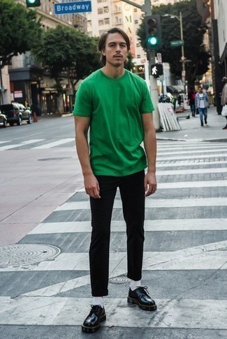 С чем носить черные кожаные массивные туфли дерби в жару: Зеленая футболка с круглым вырезом и черные брюки чинос — прекрасный выбор, если ты ищешь лёгкий, но в то же время стильный мужской образ. Если ты не боишься соединять в своих образах разные стили, на ноги можно надеть черные кожаные массивные туфли дерби.