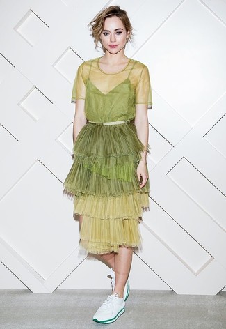 Зелено-желтое платье-миди из фатина — превосходная идея для простого, но модного лука. Тебе нравятся дерзкие сочетания? Закончи свой лук белыми низкими кедами.