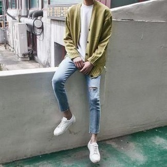 С чем носить голубые рваные зауженные джинсы в 20 лет мужчине в спортивном стиле: Зелено-желтый кардиган и голубые рваные зауженные джинсы — превосходная формула для воплощения привлекательного и несложного образа. Любители модных экспериментов могут дополнить ансамбль белыми кожаными низкими кедами, тем самым добавив в него чуточку изысканности.