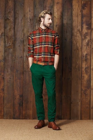 Как носить брюки чинос с брогами лето в стиле смарт-кэжуал: Зелено-красная рубашка с длинным рукавом в шотландскую клетку и брюки чинос — идеальный выбор, если ты ищешь простой, но в то же время модный мужской лук. Любишь эксперименты? Заверши образ брогами. Такое сочетание идеально подойдет для жаркой погоды.