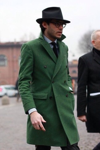 С чем носить черный галстук мужчине в прохладную погоду: Зеленое длинное пальто и черный галстук — отличный пример элегантного мужского стиля в одежде.