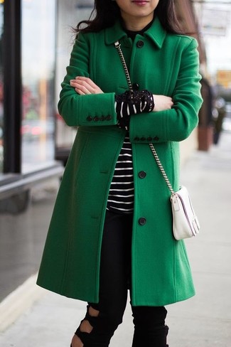 С чем носить черные рваные джинсы в 30 лет женщине в теплую погоду: Можно с уверенностю сказать, что зеленое пальто выглядит великолепно в тандеме с черными рваными джинсами.