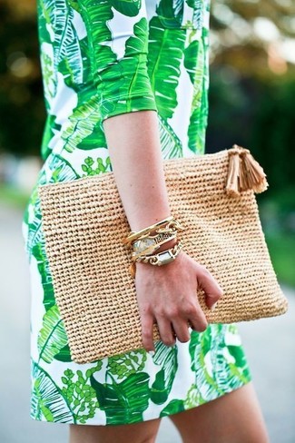 Модный лук: зеленое платье прямого кроя с принтом, светло-коричневый соломенный клатч, золотой браслет