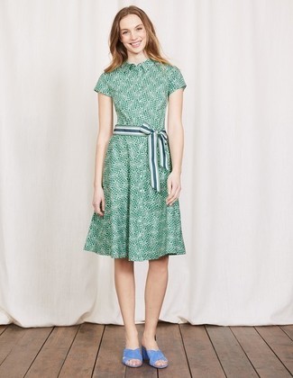 С чем носить босоножек женщине в деловом стиле: Зеленое платье-рубашка с принтом — идеальный выбор, если ты хочешь создать простой, но в то же время модный ансамбль. Чтобы привнести в образ чуточку авантюрности , на ноги можно надеть босоножки.