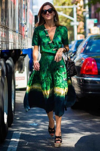 С чем носить зеленое платье лето в стиле смарт-кэжуал: Зеленое платье — идеальный выбор, если ты ищешь простой, но в то же время стильный образ. Этот наряд получает новое прочтение в сочетании с черными босоножками на танкетке из плотной ткани. Такой ансамбль гарантирует комфорт в зной.