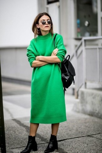 С чем носить черный кожаный рюкзак женщине: Если в одежде ты ценишь комфорт и практичность, зеленое платье-свитер и черный кожаный рюкзак — отличный выбор для расслабленного повседневного наряда. В сочетании с этим образом гармонично будут смотреться черные кожаные ботильоны.