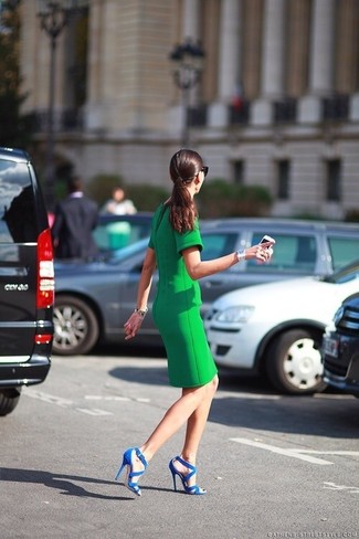 С чем носить темно-синюю обувь в деловом стиле: Если не знаешь, что надеть на первое свидание, зеленое платье-футляр — великолепный вариант. В паре с этим образом органично будут выглядеть синие шелковые босоножки на каблуке.