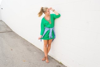 С чем носить табачные кожаные босоножек женщине: Зеленое повседневное платье и голубая джинсовая рубашка — отличный вариант для простого, но стильного образа. Если ты не боишься экспериментировать, на ноги можешь надеть табачные кожаные босоножки.