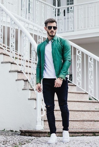 С чем носить зеленый бомбер в 30 лет мужчине в теплую погоду: Если этот день тебе предстоит провести в движении, сочетание зеленого бомбера и темно-синих рваных джинсов позволит составить удобный лук в расслабленном стиле. Что же касается обуви, можно отдать предпочтение классическому стилю и выбрать белые низкие кеды.