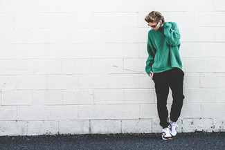 С чем носить зеленый свитер женщине осень в спортивном стиле: Сочетание зеленого свитера и черных спортивных штанов - самый простой из возможных ансамблей для активного отдыха. Что касается обуви, заверши образ бело-черными кроссовками. Держи подобное сочетание вещей про запас, когда осенью погода становится прохладной.