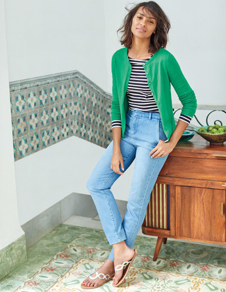 С чем носить зеленый кардиган в 30 лет женщине лето: В тандеме друг с другом зеленый кардиган и голубые джинсы выглядят очень удачно. Такой лук легко приспособить к повседневным реалиям, если надеть в паре с ним серебряные кожаные вьетнамки. Несомненно, подобное сочетание одежды как нельзя лучше подойдет для жаркой летней погоды.