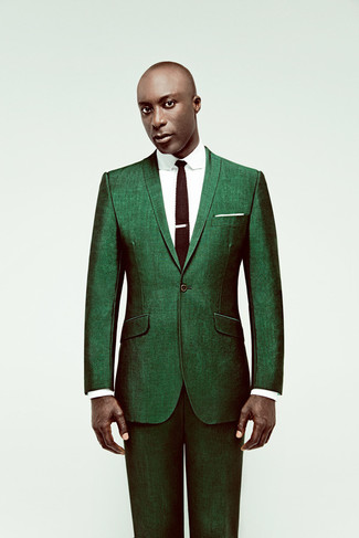 С чем носить темно-коричневый вязаный галстук мужчине: Для создания элегантного мужского вечернего образа идеально подойдет зеленый костюм и темно-коричневый вязаный галстук.