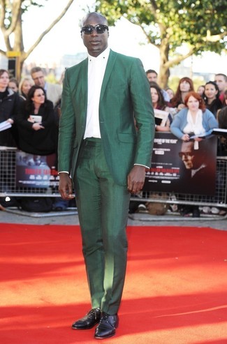 Как Dermot O'Leary носит Зеленый костюм, Белая классическая рубашка, Черные кожаные оксфорды