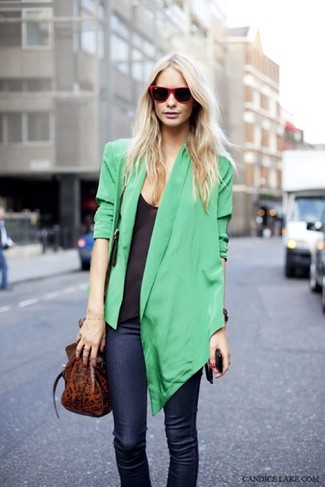 С чем носить темно-коричневую кожаную сумку-саквояж: Зеленый шелковый пиджак и темно-коричневая кожаная сумка-саквояж — прекрасный выбор для веселого выходного дня.