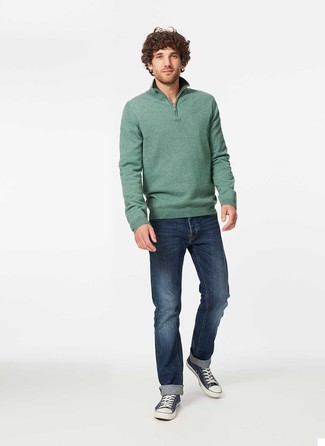 Модный лук: зеленый свитер с воротником на молнии, темно-синие джинсы, темно-сине-белые низкие кеды из плотной ткани