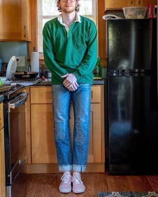 С чем носить зеленый свитер в 30 лет мужчине весна в стиле смарт-кэжуал: Если ты из той категории парней, которые одеваются со вкусом, тебе придется по душе образ из зеленого свитера и синих джинсов в стиле пэчворк. Любишь экспериментировать? Закончи образ розовыми низкими кедами из плотной ткани. Этот весенний лук придется по душе самому искушенному джентльмену.