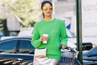 С чем носить серебряную юбку-карандаш: Тандем зеленого свитера с круглым вырезом и серебряной юбки-карандаш поможет добиться ощущения "элегантной свободы".