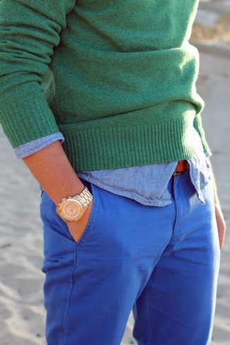 Какие свитера с круглым вырезом носить с синими брюками чинос в 30 лет в теплую погоду в стиле смарт-кэжуал: Тандем свитера с круглым вырезом и синих брюк чинос поможет создать интересный мужской образ в стиле casual.