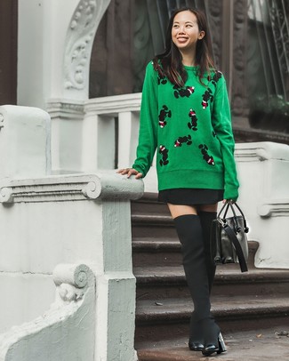 С чем носить зеленый свитер в 20 лет женщине: Стильное сочетание зеленого свитера и черной короткой юбки-солнце подойдет для тех случаев, когда комфорт ставится превыше всего. Опасаешься выглядеть несолидно? Закончи этот наряд черными ботфортами из плотной ткани.