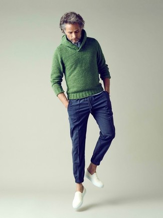 Модный лук: зеленый вязаный свитер с отложным воротником, белая футболка на пуговицах, темно-синие брюки чинос, белые слипоны из плотной ткани