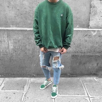 Какие джинсы носить с бело-зелеными низкими кедами подросткам мужчине: Если ты запланировал суматошный день, сочетание зеленого свитшота и джинсов позволит создать функциональный образ в стиле кэжуал. Что же до обуви, заверши образ бело-зелеными низкими кедами.
