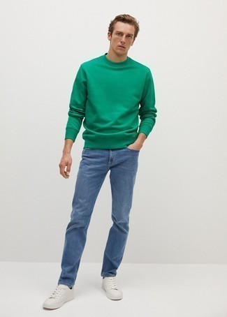 Как носить синие джинсы с бело-красными кожаными низкими кедами в 30 лет мужчине в стиле кэжуал: Зеленый свитшот будет смотреться прекрасно с синими джинсами. Пара бело-красных кожаных низких кед легко вписывается в этот ансамбль.