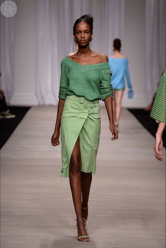 С чем носить зеленую юбку в 20 лет: Если ты из той когорты леди, которые одеваются со вкусом, тебе подойдет лук из зеленого свободного свитера и зеленой юбки. Зеленые кожаные босоножки на каблуке прекрасно впишутся в образ.