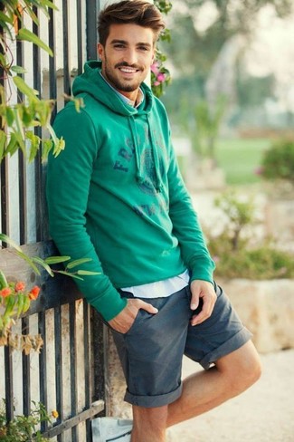 С чем носить зеленый свитер в 30 лет мужчине в теплую погоду в стиле кэжуал: Зеленый свитер и темно-бирюзовые шорты позволят составить легкий и комфортный ансамбль для выходного в парке или вечера в пабе с друзьями.