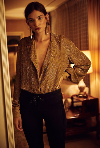 Модный лук: золотая блуза на пуговицах, черные узкие брюки, золотые серьги