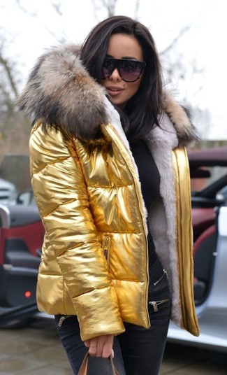 С чем носить темно-серые брюки в 30 лет женщине в холод: Золотая куртка-пуховик и темно-серые брюки надежно обосновались в гардеробе многих барышень, позволяя составлять роскошные и стильные образы.