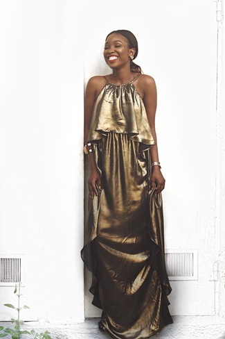 С чем носить горчичные серьги в жару: Золотое платье-макси и горчичные серьги — отличный лук для дам, которые постоянно в движении.